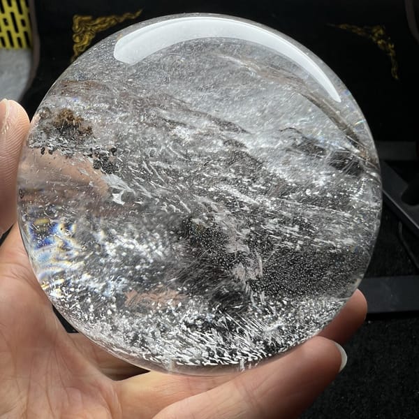 Edge view of layered white phantom planes and grey mist in the quartz