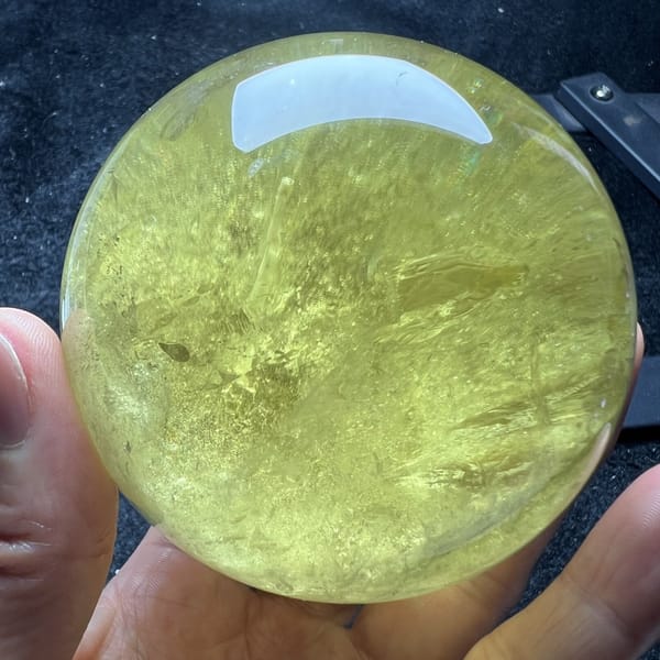 Lemon-green tone of the citrine with dense feathery veils