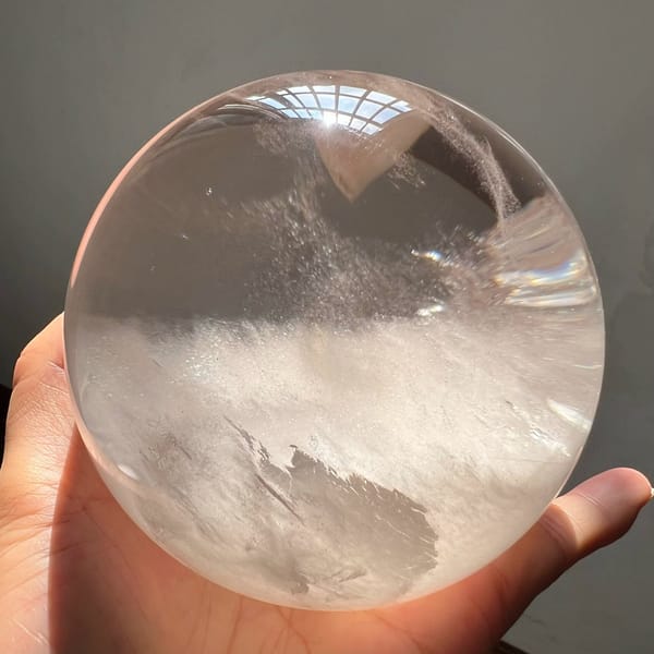 Clear upper zone with a trailing icy feather above the cloud bank
