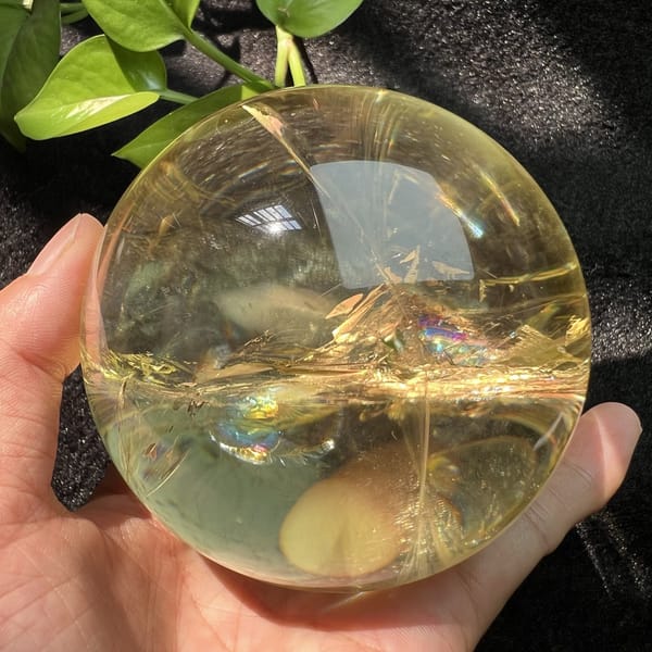 Rainbow flicker within the horizontal veil belt of the citrine