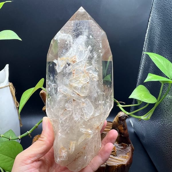 Crowded crystal-in-crystal inclusions glittering like broken ice in the point