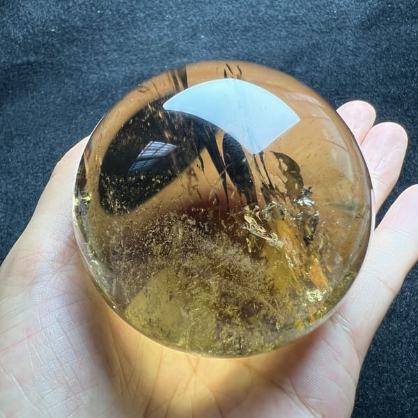 Clear window through the sphere showing sparse veils and warm yellow colour