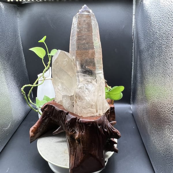 Companion crystal leaning against the main point from the left side