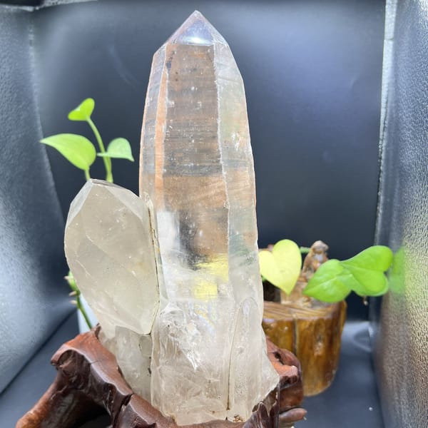 Close view of the polished tip and striated faces of the main crystal