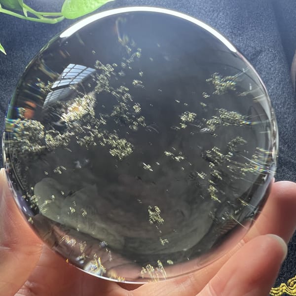 Wide spread of green phantom flecks through the smoky quartz