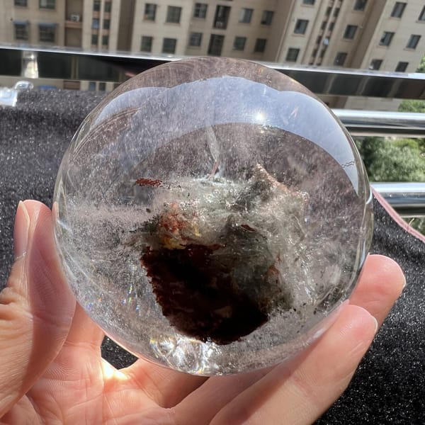 Red-brown base mass framed by white phantom veils