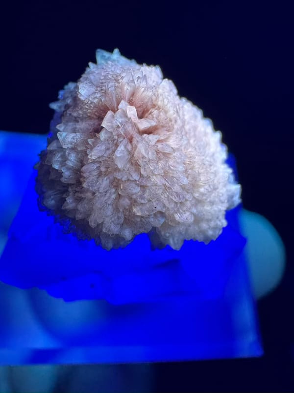 Creedite from Qinglong Co., Guizhou, China, individual mineral specimen view 2