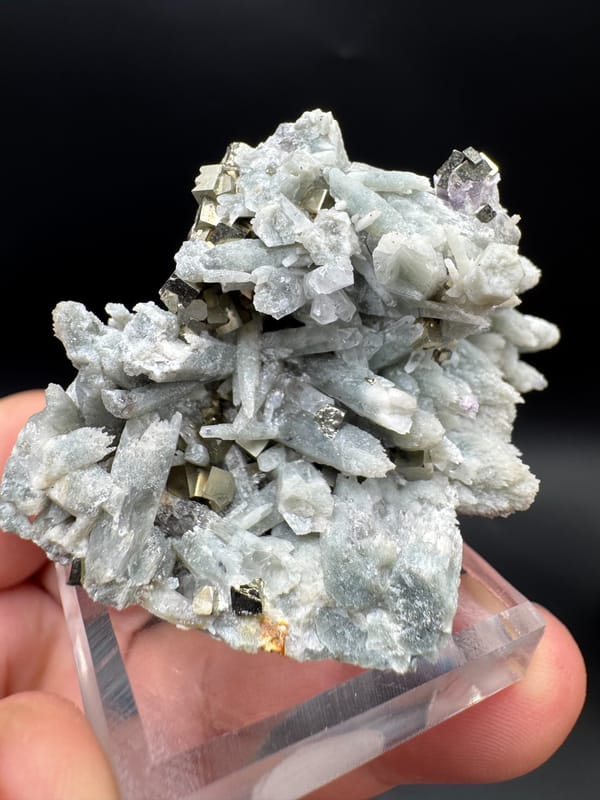 Quartz from Shangbao, Hunan, China, individual mineral specimen view 2