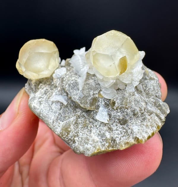 Twee Bleke Calcite Globes met Siderite