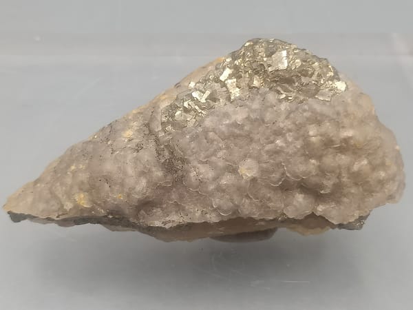 Fluorite pallida con patch di pirite dorata