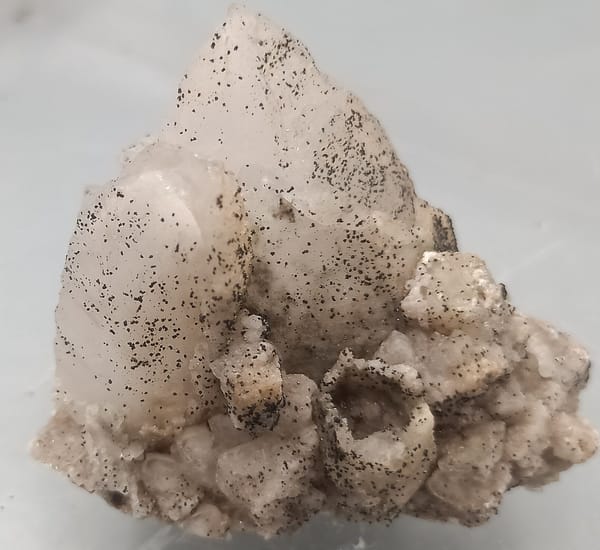 Puntos de cuarzo pálido con manchas oscuras y formas hueco
