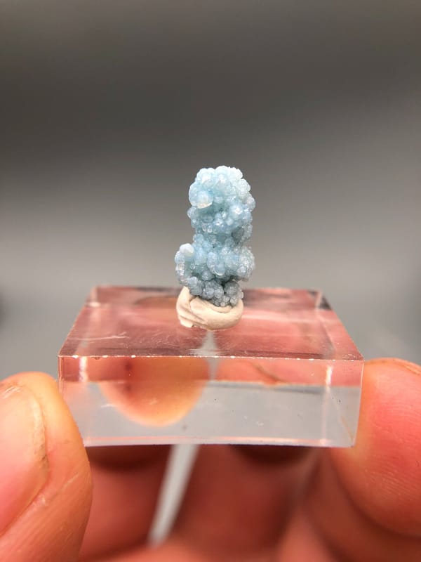 Tiny Blue Allophane Globules in einer aufrechte Gruppe