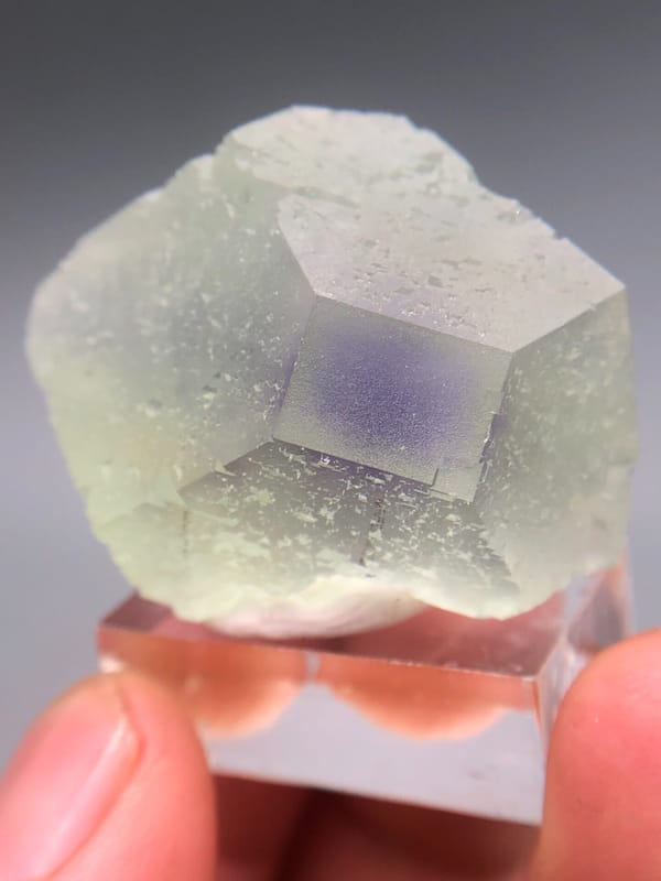 Pale Green Fluorit mit einem Violett Innenfenster