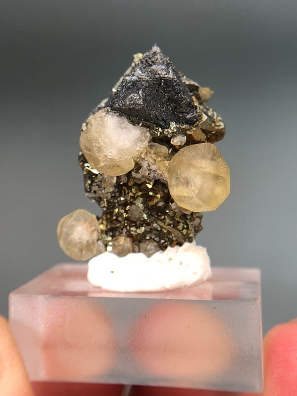 Tétraèdrite avec Chalcopyrite et Calcite arrondie