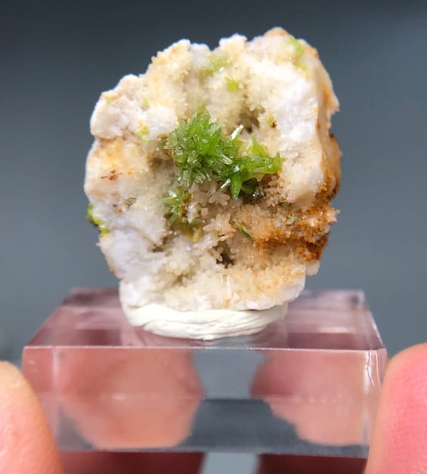 Fiore di Piromorfite verde sul quarzo bianco