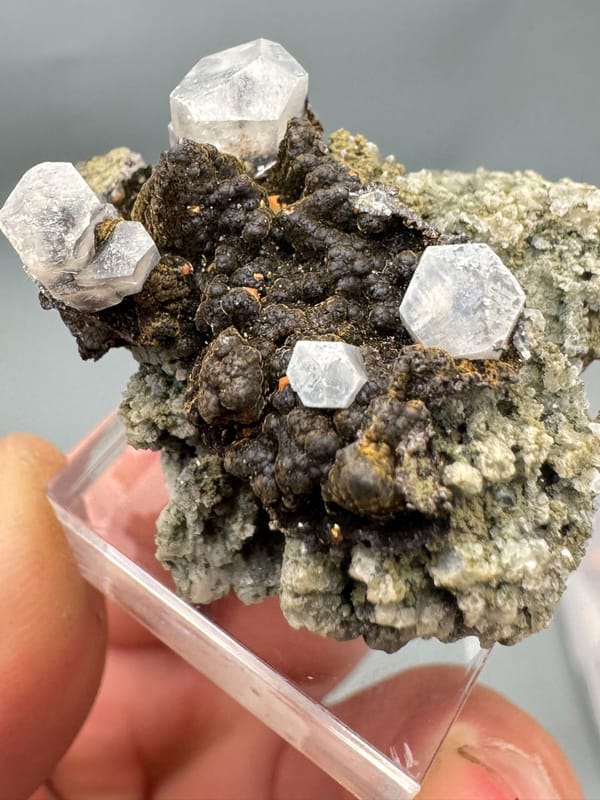 Calcite prismatica con Goethite e Pirite