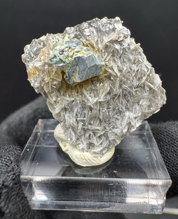 Mushistonite from Xuebaoding, Pingwu Co., Sichuan, China, individual mineral specimen view 2