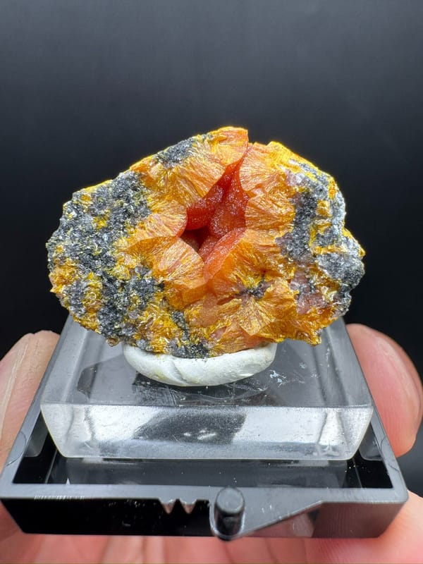 Orange Orpiment Crystal Cavity di Shimen