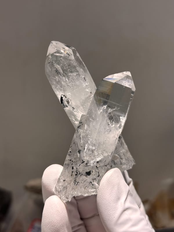 Two crossed clear quartz points with complete tips from Jinkouhe, Sichuan, China, top view