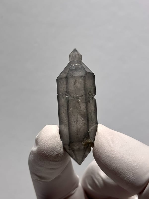 Grey sketch-pattern double-terminated quartz with sceptre tip from Yunnan, China, close-up of the crystal faces