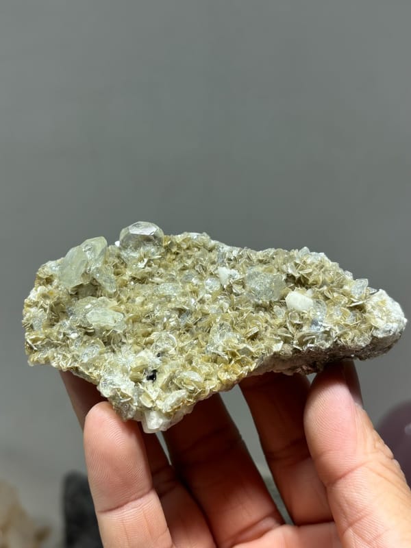 Mica plate with aquamarine grown on both faces from Xuebaoding, Sichuan, China, close-up of the crystal faces