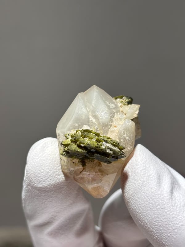 Double-terminated garden quartz with epidote cluster from Sichuan, China, close-up of the crystal faces