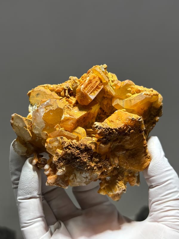 Golden mica plate with pale aquamarine crystals from Xuebaoding, Sichuan, China, close-up of the crystal faces