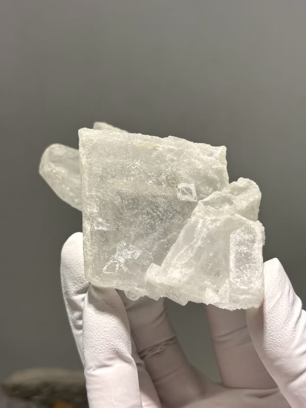 Cluster of clear tabular baryte blades from Jinkouhe, Sichuan, China, close-up of the crystal faces