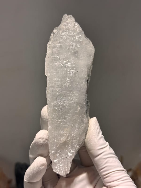Flat tabular quartz blade from Jinkouhe, Sichuan, China, second angle