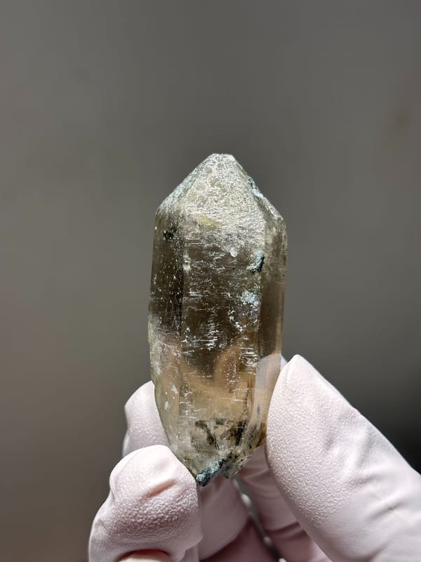 Smoky quartz floater with complete tip from Fujian, China, close-up of the crystal faces