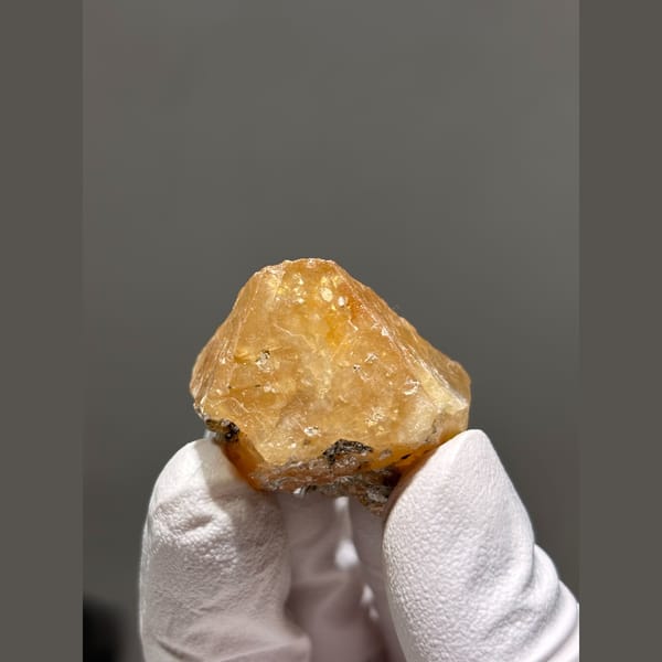 Bright Orange Scheelite — Xuebaoding, Sichuan · 2.8 cm - complete view