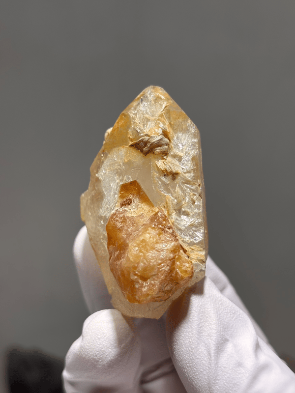 Golden scheelite grown into quartz crystal from Xuebaoding, Sichuan, China, second angle