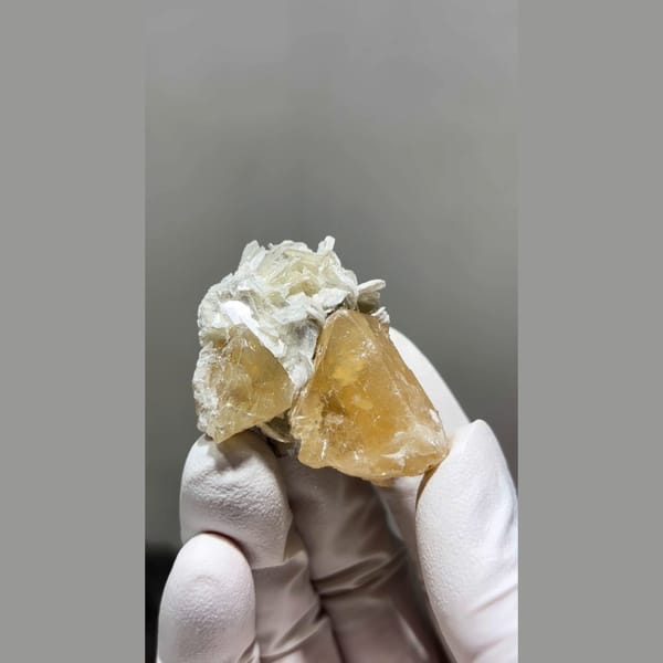 Honey Scheelite with Mica — Xuebaoding, Sichuan · 4 cm, 59 g - detail view