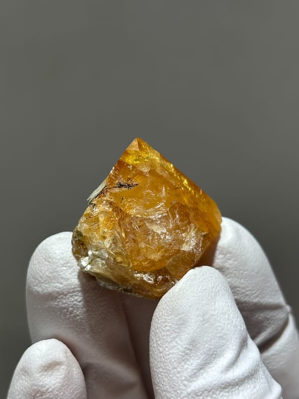 Honey scheelite with complete tip from Xuebaoding, Sichuan, China, top view
