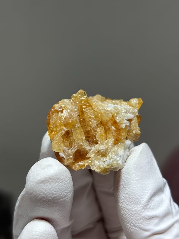 Honey scheelite in partly columnar habit from Xuebaoding, Sichuan, China, second angle