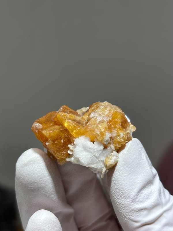 Honey scheelite in partly columnar habit from Xuebaoding, Sichuan, China, reverse side