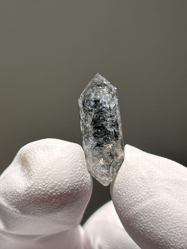 Tiny burst-crystal double-terminated quartz from Yunnan, China, close-up of the crystal faces