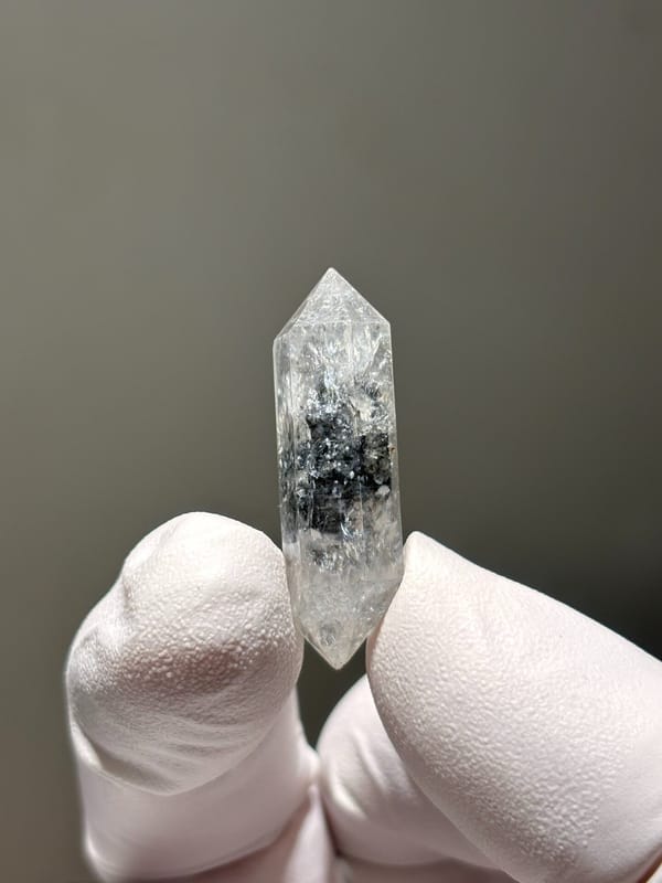 Tiny burst-crystal double-terminated quartz from Yunnan, China, close-up of the crystal faces