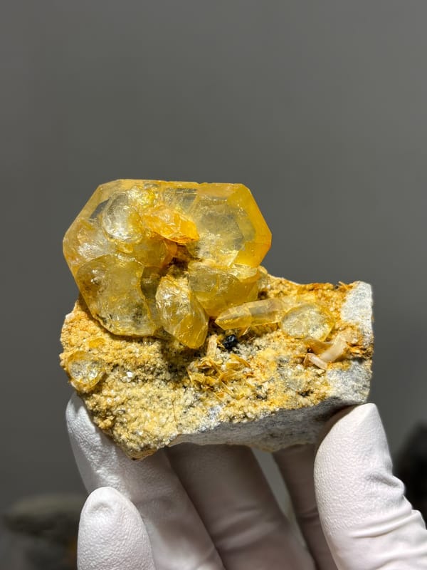 Golden-stained aquamarine with quartz, mica and cassiterite from Xuebaoding, Sichuan, China, close-up of the crystal faces