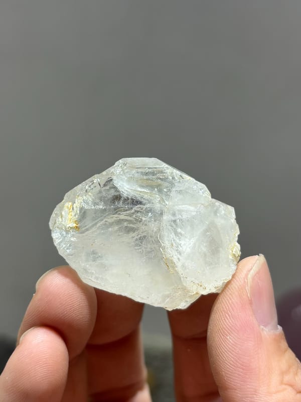 Colourless transparent aquamarine tablet from Xuebaoding, Sichuan, China, close-up of the crystal faces