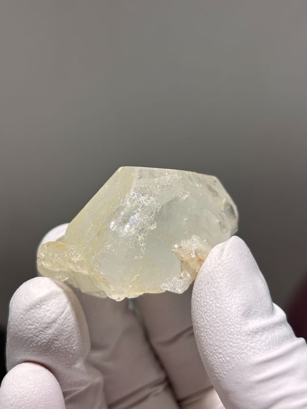 Complete pale yellow aquamarine floater from Xuebaoding, Sichuan, China, close-up of the crystal faces