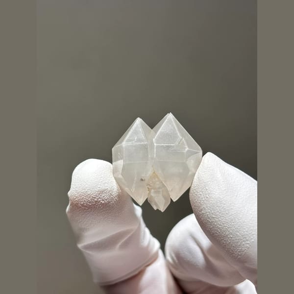 White Porcelain Twin Quartz from Yunnan, China — detail view