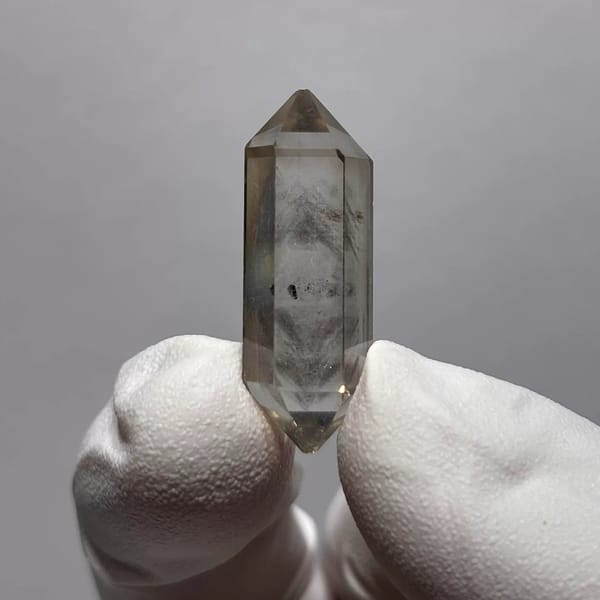 Double-terminated quartz crystal with inclusions from Yunnan — complete view