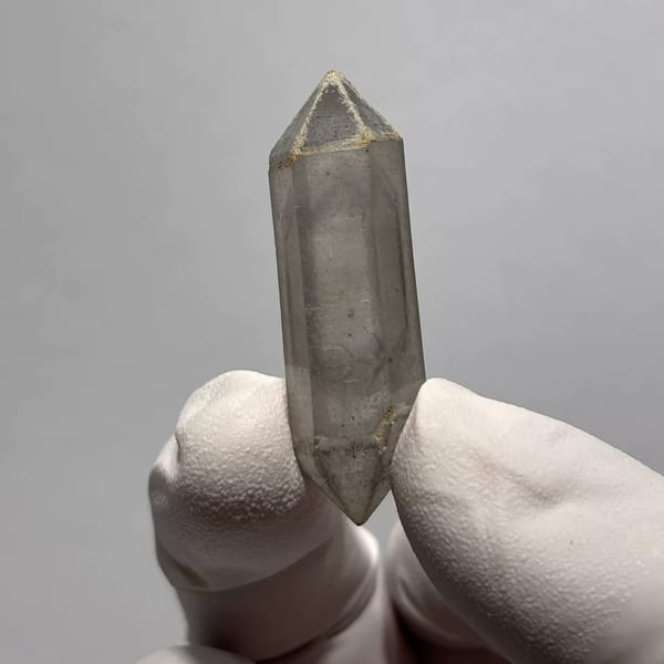 Complete double-terminated quartz crystal from Yunnan — complete view