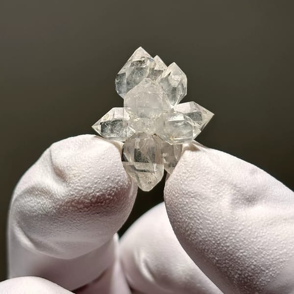 Double-terminated quartz crystal cluster from Yunnan — complete view