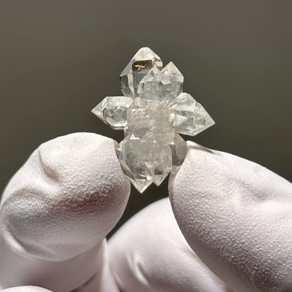 Double-terminated quartz crystal cluster from Yunnan — alternate view