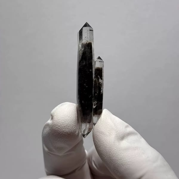 Long double-terminated Yunnan quartz with a frosty core — alternate view