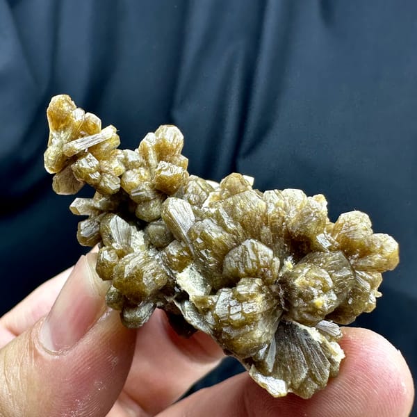 Golden-brown bow-tie stilbite crystal cluster from Yunxiao, Fujian, China, close-up of the crystal faces