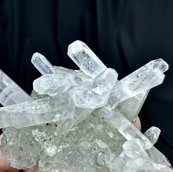 Crossed double-terminated calcite prisms with green fluorite and pyrite from Fujian, China, reverse side