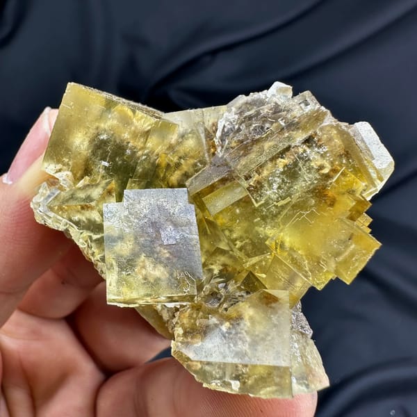 Honey-yellow fluorite cubes with blue cores and baryte from Beijing, China, reverse side